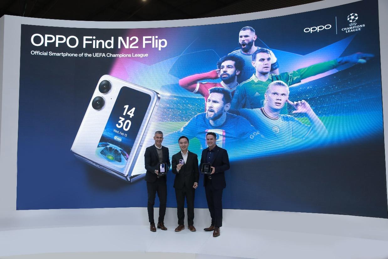 UEFA Champions League Ambassadors Michael Owen (right) and Luis Garcia (left) become the first global users of OPPO Find N2 Flip 