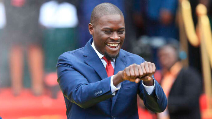 Governor Sakaja doing the "ngumi mbwegze" sign